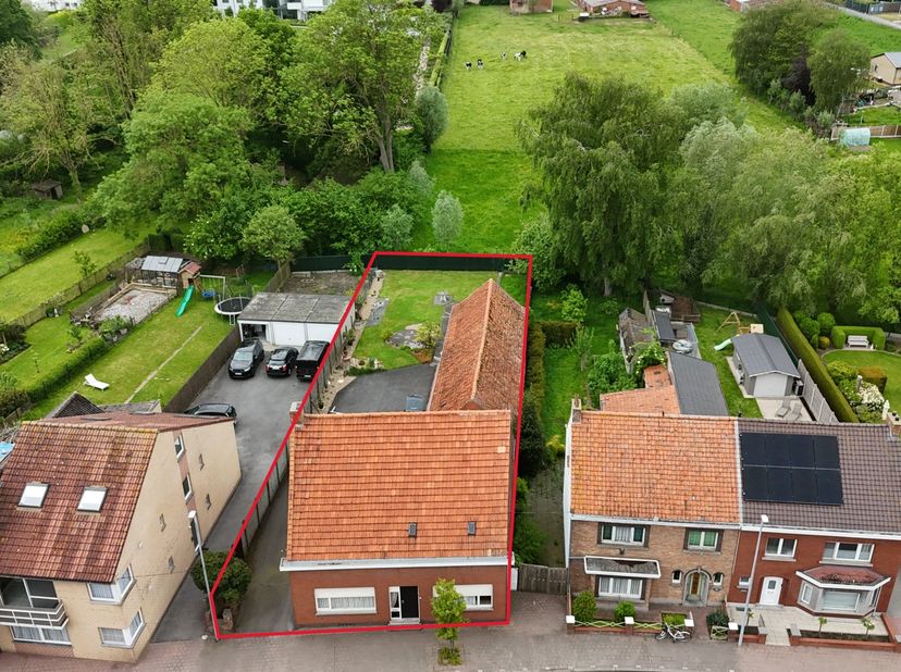 Deze alleenstaande woning geniet van een rustige ligging vlakbij het centrum van Handzame en biedt tal van mogelijkheden voor wie op zoek is naar ruim