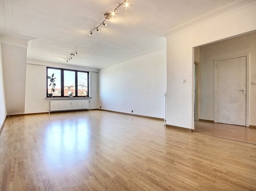 VENDU - VENDU - VENDU<br />
<br />
Au 4ème étage d’un immeuble situé sur une avenue arborée, agréable appartement 2 chambres comportant : hall d’entré