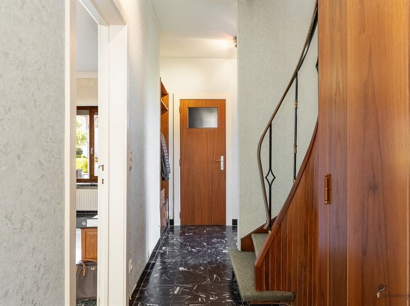 Bienvenue dans cette spacieuse et lumineuse maison familiale jumelée située à Hamme.<br />
La propriété a été soigneusement conçue pour maximiser les