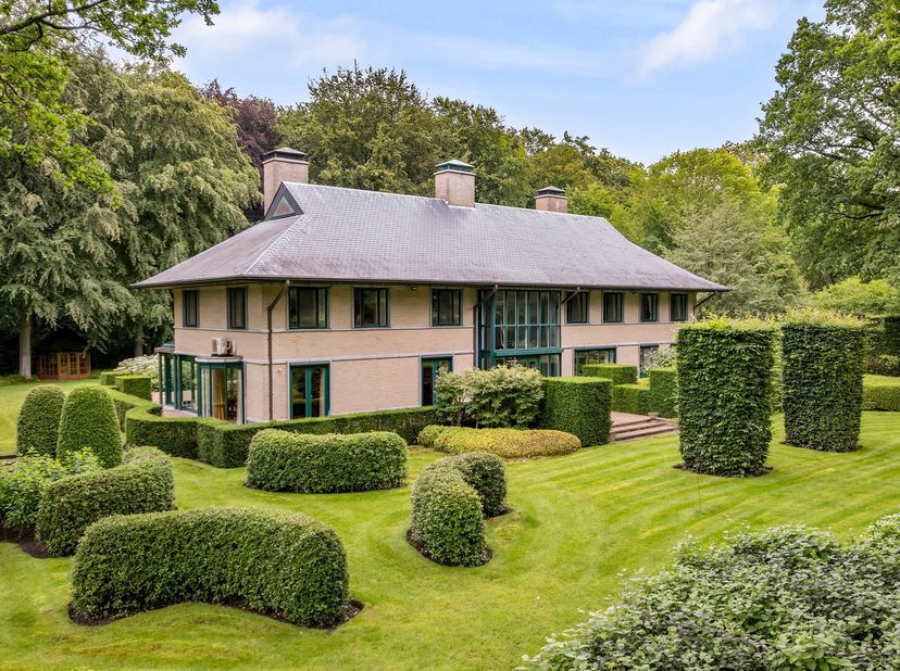 Exclusieve villa op toplocatie in Vriesdonk, gelegen op een perceel van ca. 6.411 m² met prachtig aangelegde parktuin.<br />
Deze uitzonderlijke villa
