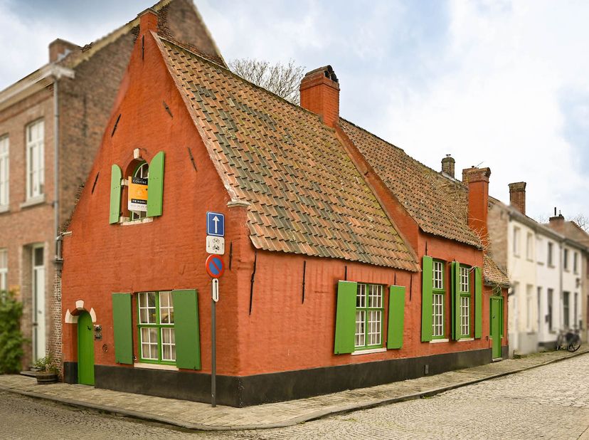 Dit subiem pand is gelegen in een stille straat vlakbij het Astridpark, de Botanieken Hof in de volksmond. Het werd circa 25 jaar geleden door de toen