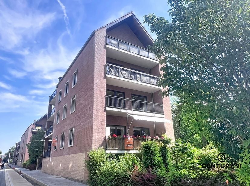 Idéalement situé à l'entrée de la Ville, au rez-de-chaussée de la Résidence "La Tannerie", immeuble de 2006, très bel appartement en bon état composé