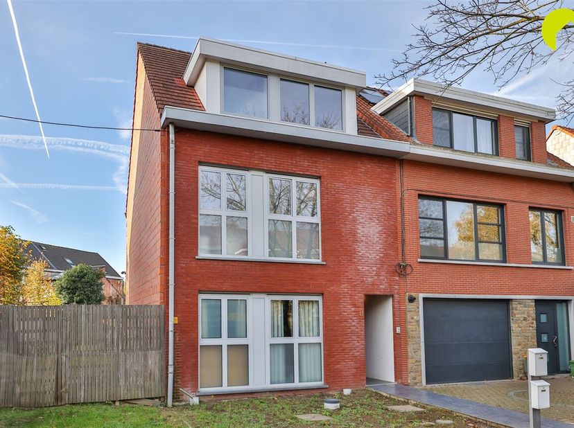 Immeuble de rapport avec 2 appartements à Mortsel !<br />
Appartement aménagé au rez-de-chaussée avec jardin :<br />
On entre dans l'appartement par l
