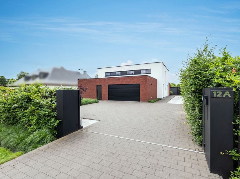Ruime woning met multifunctionele studio<br />
In een rustige en aangename woonwijk te Vlimmeren bevindt zich deze verrassend ruime woning boordevol m