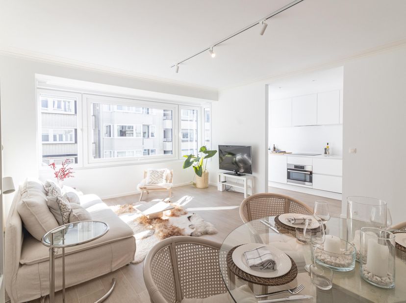 - Dit gerenoveerd gemeubeld twee slaapkamer appartement is gelegen in de Koningsstraat (4e verdieping) in hartje Oostende.<br />
- Het appartement bev