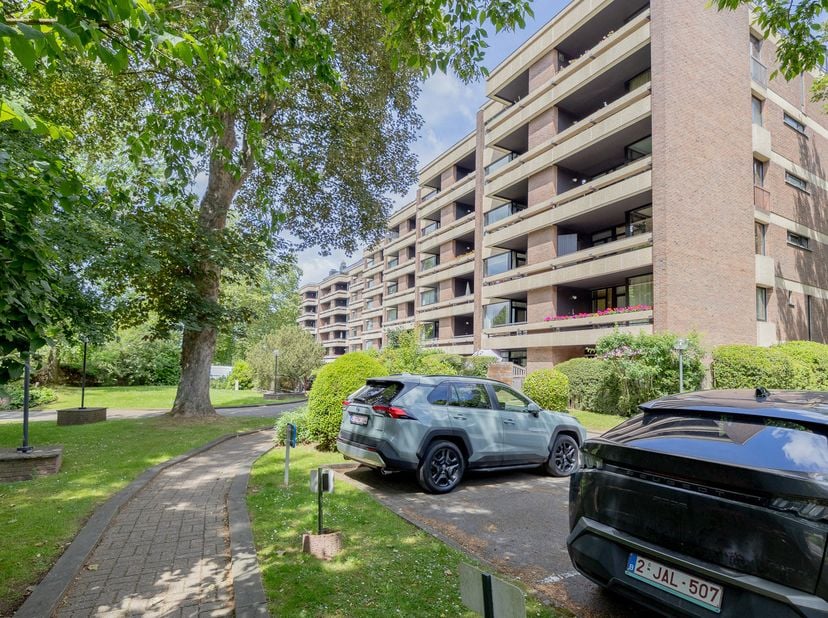 Situé au quatrième étage d'une élégante résidence de parc parfaitement entretenue à Wezembeek-Oppem, cet appartement bénéficie d'un emplacement privil