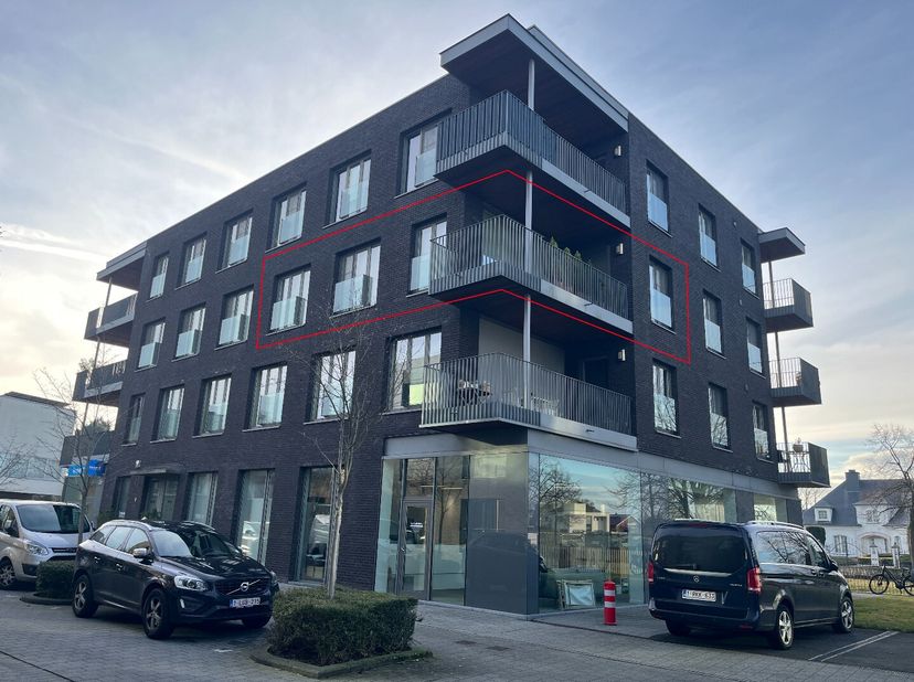 Dit ruime app. bevindt zich in het centrum van Lommel en biedt alle comfort voor een aangename woonsfeer. Het app.is gelegen op de standaard verdiepin