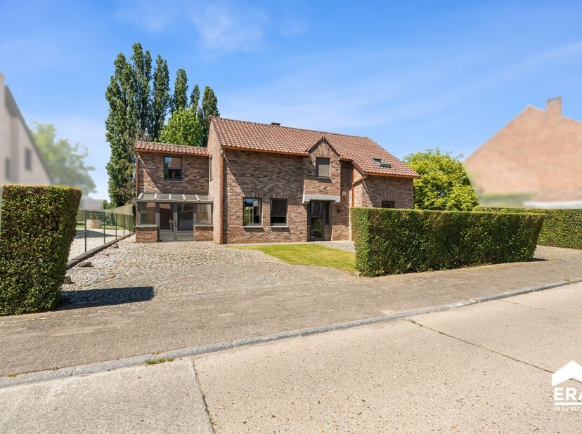 Te koop: ruim open huis in Heers, gelegen in de Paardskerkhofstraat, nabij openbaar vervoer en invalswegen. Deze woning uit 1989 biedt veel ruimte en