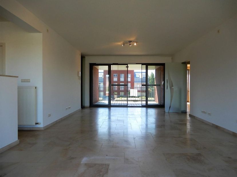 Ruim 2-slaapkamerappartement met groot terras en autostaanplaats <br />
Op een rustige en aangename locatie in Olen bevindt zich dit ruime appartemen