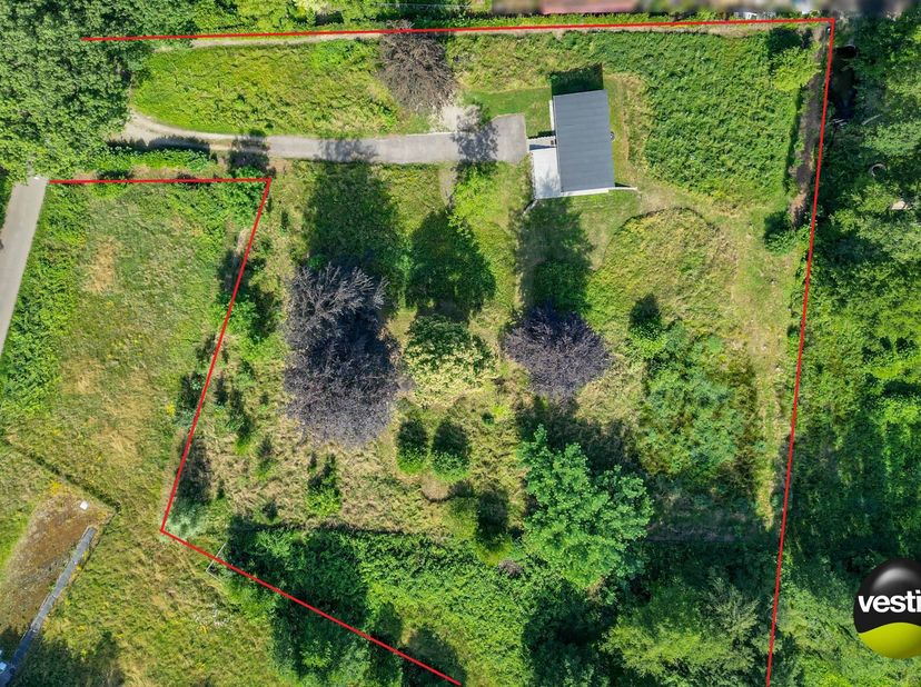 PRACHTIG GELEGEN VAKANTIEWONING OP 56 ARE<br />
<br />
Deze gerenoveerde vakantiewoning is gelegen op een uiterst rustige locatie langs de Gommersstra