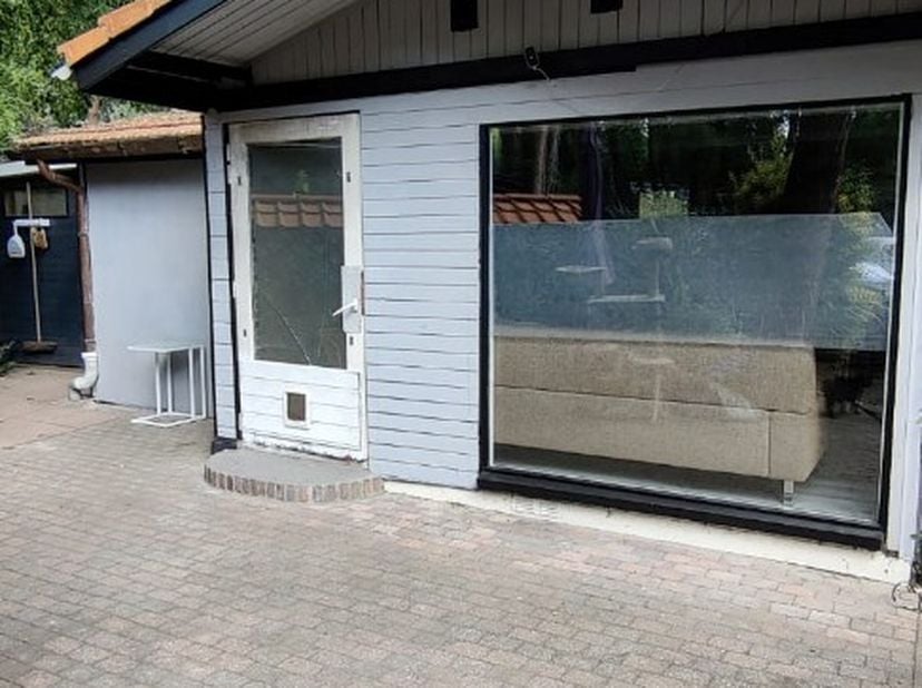 Deze charmante vakantiewoning is gelegen op het vakantiepark Parelstrand te Lommel.<br />
De woning heeft een leefruimte, open keuken met elektrische