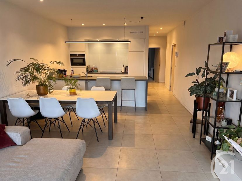 Dit energiezuinige gelijkvloers appartement ligt in een rustige, doodlopende straat te hartje Tongerlo.<br />
<br />
De indeling:<br />
<br />
- I