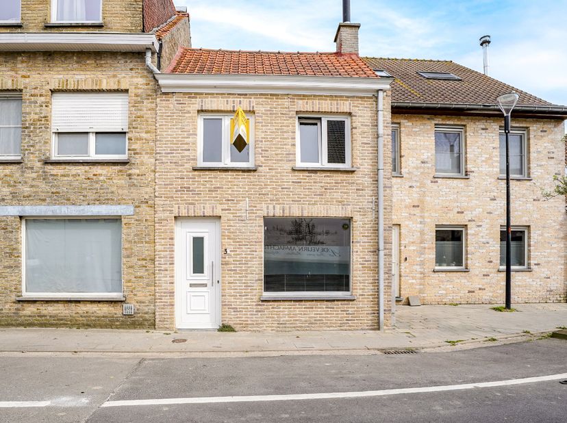 Instapklare woning met 3 slaapkamers te Alveringem. Bent u op zoek naar een gezellige en instapklare woning in een rustige omgeving? Dan is deze charm