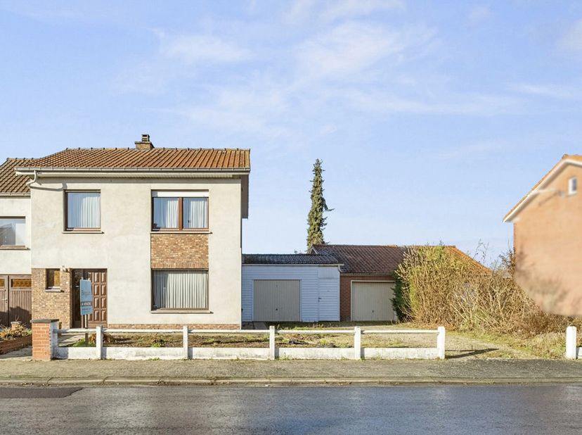 In een rustige en kindvriendelijke woonwijk in Spiere-Helkijn bevindt zich deze degelijke en verrassend ruime gezinswoning met tuin, meerdere garages