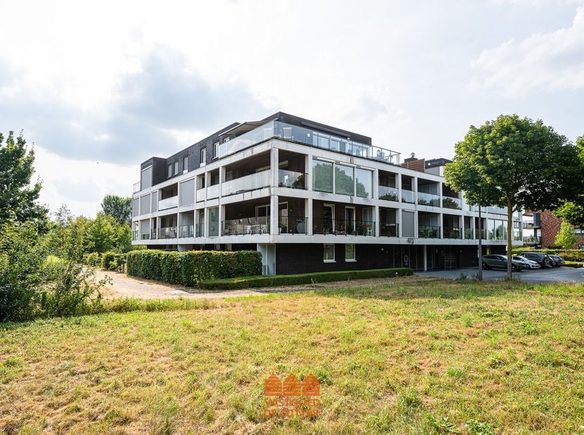 In de rustige Teerlingstraat, midden in het centrum van Aalter en omgeven door groen, bevindt zich dit luxueuze appartement in een verzorgde residenti