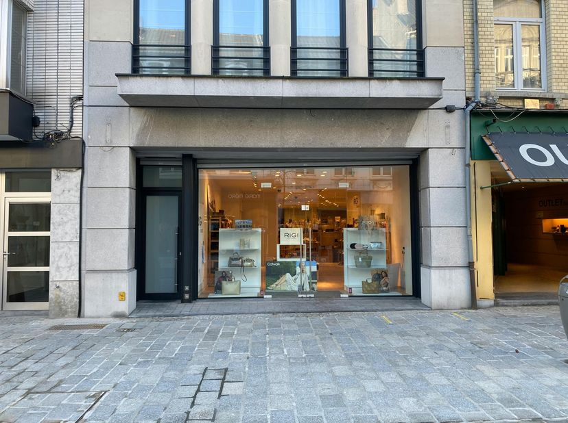 Bedrijfsvastgoed te huur in Ooststraat 110,
                    8800 Roeselare