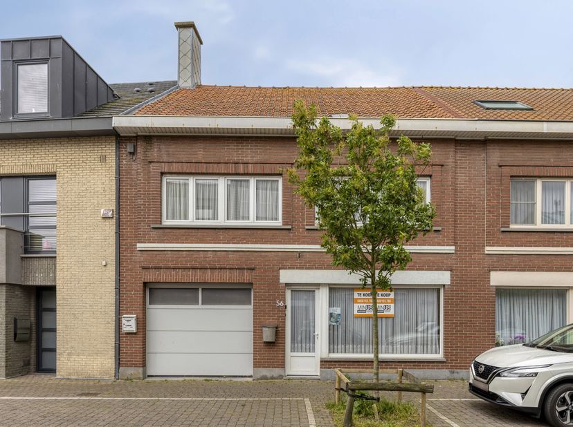 Ruime te renoveren woning met uitzonderlijk veel potentieel, centraal gelegen in Zandvoorde. Met een vloeroppervlakte van maar liefst 278 m² biedt dez
