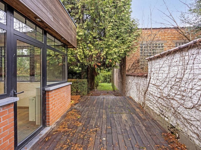 Deze commerciële ruimte van 231 m², gelegen in het centrum van Evere, werd voorheen gebruikt als apotheek. Het pand beschikt over een ruime winkelruim