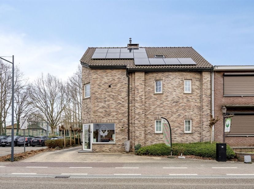 TE KOOP: Handelshuis op toplocatie te Heusden-Zolder!<br />
Ontdek dit veelzijdig handelshuis gelegen op de Koerselsebaan 38 in Heusden-Zolder, een b
