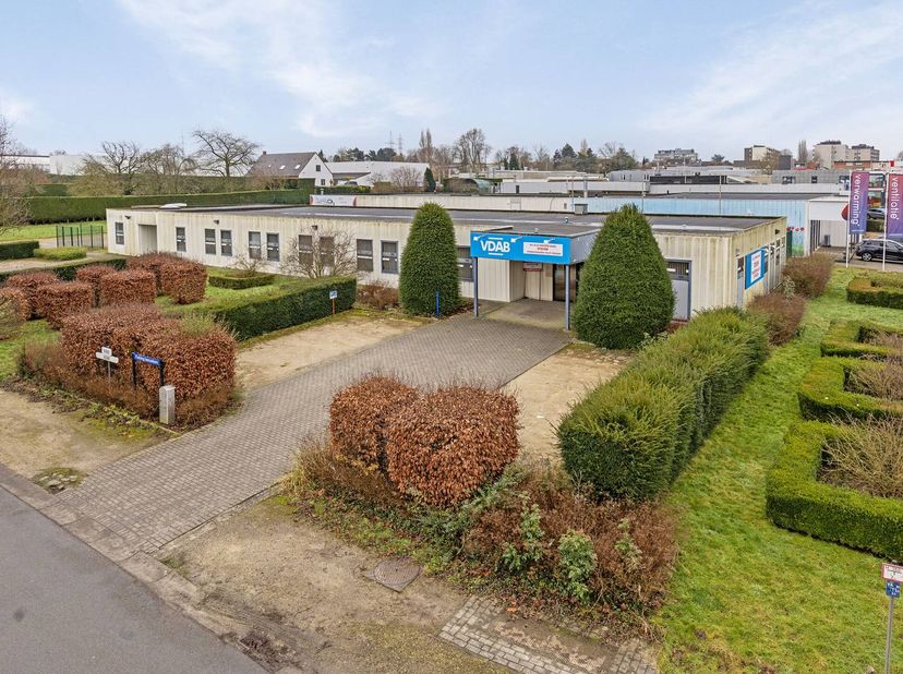 Cet immeuble de bureaux/commercial idéalement situé sur l'Omleiding nord-est de Saint-Trond offre une opportunité unique aux entrepreneurs. Situé dans