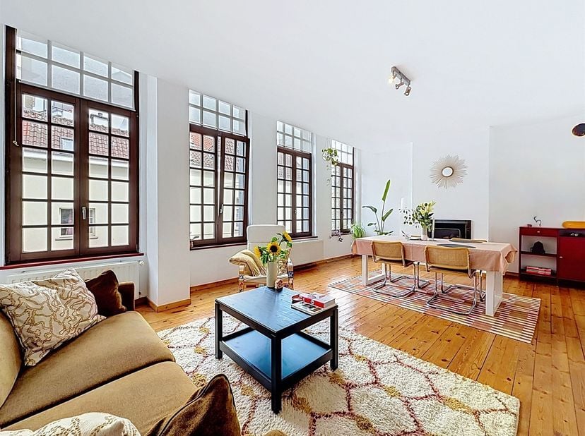 Idéalement situé à proximité immédiate de la Place Sainte-Catherine, ce magnifique appartement 2 chambres de +/- 85 m², niché au 1er étage d'un immeub