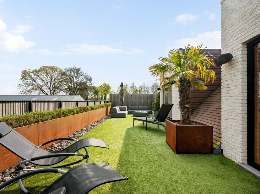 Dit exclusieve appartement spreidt zich uit over twee verdiepingen en biedt comfort, ruimte en luxe op hoog niveau. Op de eerste verdieping treft u ee