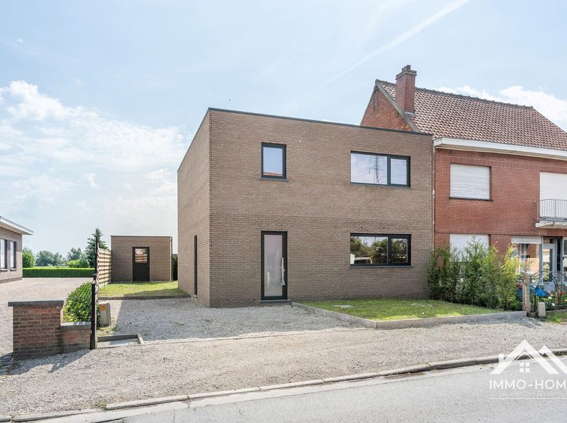 Deze casco woning is gelegen pal in het landelijke Desteldonk, en is vlot bereikbaar. De inkomhal voorziet in een gastentoilet en vestiaire, en zo kom