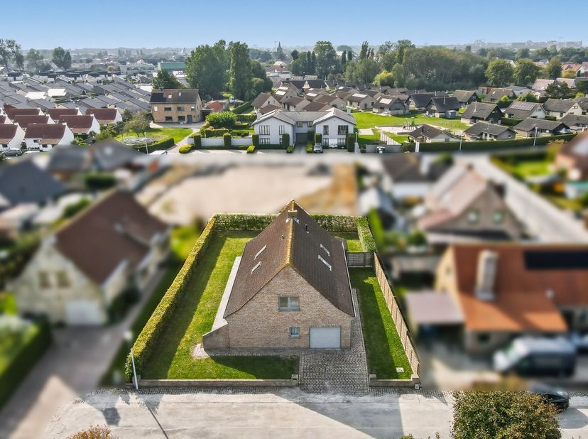 In een rustige, doodlopende straat bevindt zich deze ruime en verzorgde villa die comfort en functionaliteit moeiteloos combineert. De woning biedt ee