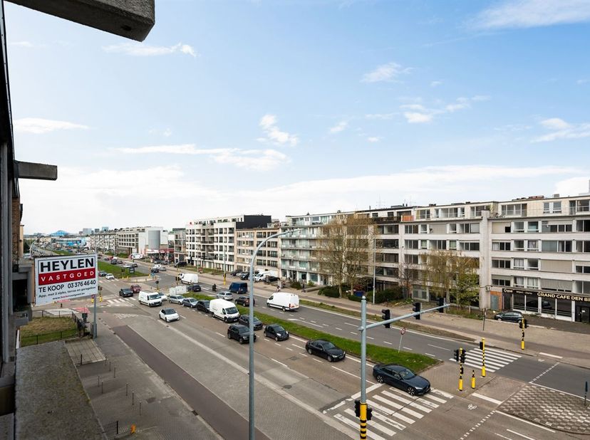 Appartement avec 2 chambres, terrasse et garage box<br />
Cet appartement au 4ème étage avec ascenseur est idéalement situé sur la Bisschoppenhoflaan