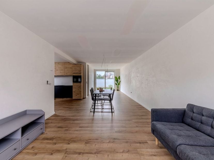 Ligging: Gelegen op een toplocatie! Ideaal voor wie graag op wandelafstand van zowel het centrum als een groene omgeving woont. Deze woning is vlakbij