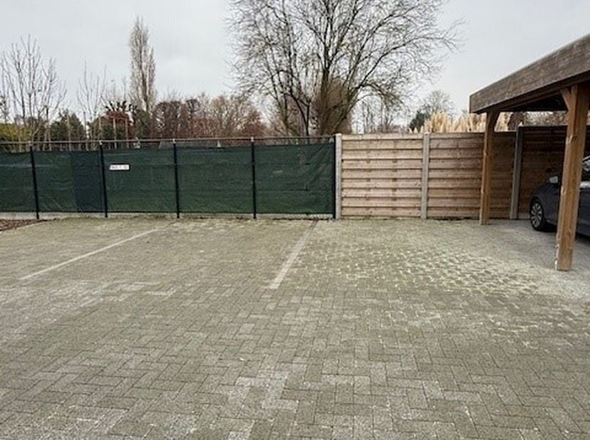 U bent op zoek om uw wagen op een veilige plaats te parkeren dichtbij het centrum van Staden?<br />
Deze parkeerplaats is gelegen op het gelijkvloers