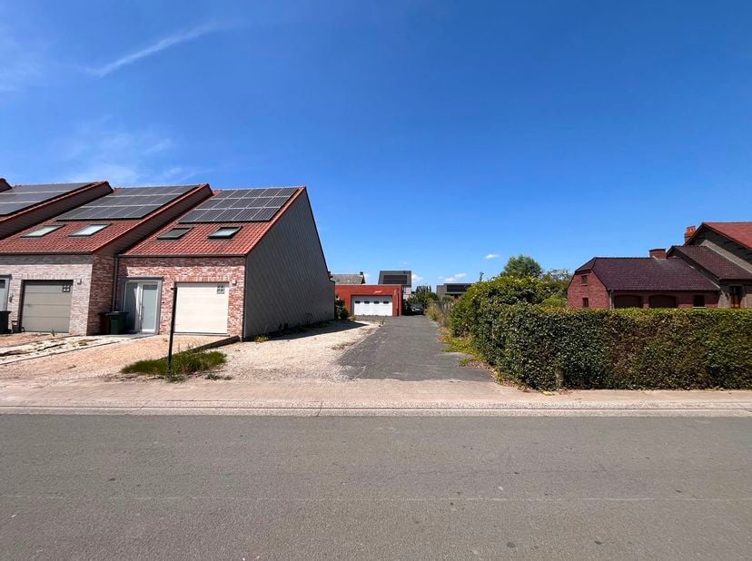 Bouw uw droomwoning in het hart van de Vlaamse Ardennen, waar rust, natuur en bereikbaarheid perfect samenkomen.<br />
LIGGING<br />
Dit ruime bouwper