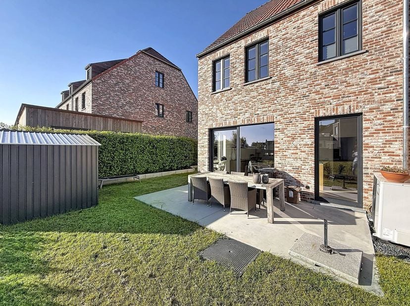 Cette maison mitoyenne neuve est à louer ! Il dispose de 3 chambres et a une superficie de 185 m². Il possède les dernières techniques et est très bie