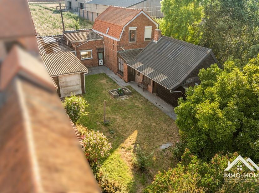 Deze te renoveren woning is gelegen op een perceel van maar liefst 1500 m² in een prachtige landelijke omgeving. Het huis bestaat op het gelijkvloers