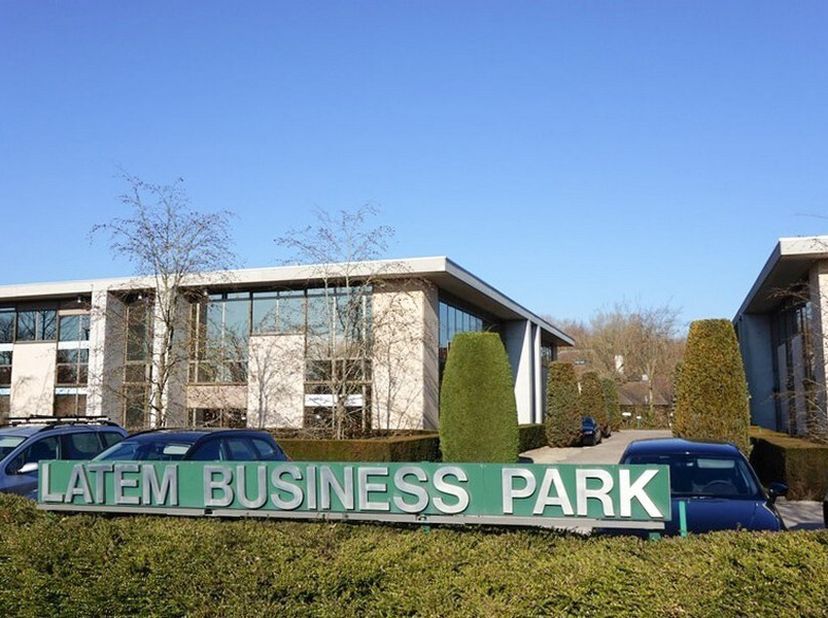 305m²  kantoorruimte op 1e verdieping (tuinkant) van Latem Business Park (opsplitsbaar in twee units van 149m² + 156m²)<br />
Ligging: commercieel gel