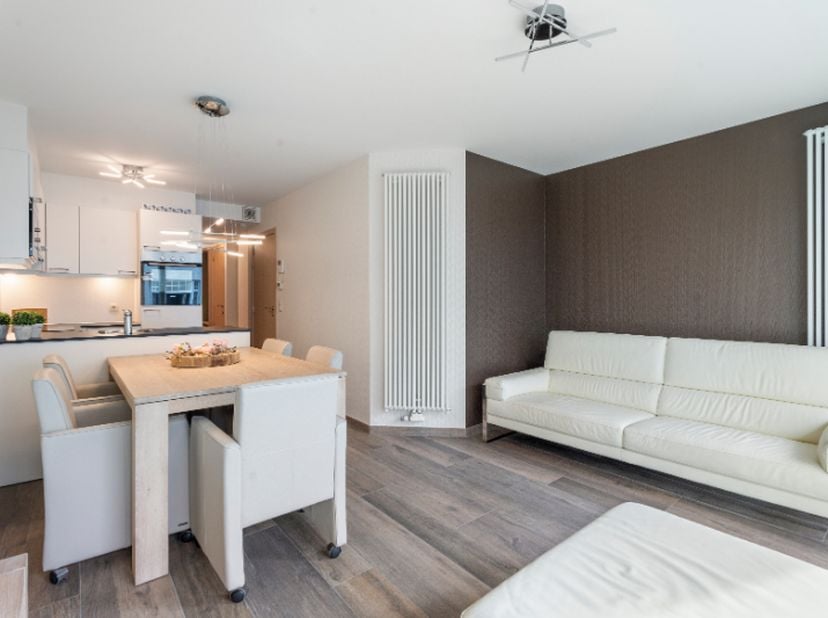 Instapklaar recent appartement met twee slaapkamers vlakbij ZEE, STRAND en DUINEN in residentie Villa Strandhuis te De Panne.<br />
Het duplex-apparte