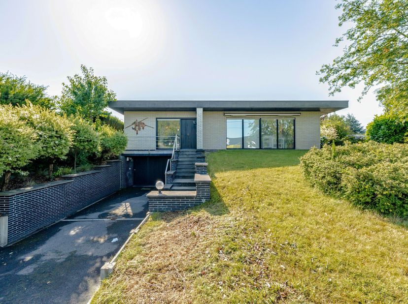 Bent u op zoek naar een ruime gezinswoning met tal van mogelijkheden, een uitstekende ligging en een royaal perceel? Dan is deze villa in Avelgem zeke