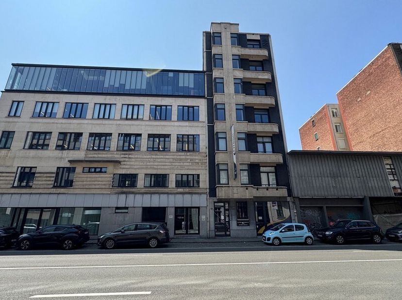 136m² commercieel gelijkvloers kantoor<br />
Ligging: aan N155, vlakbij E19/E34/R1 en bushalte op wandelafstand<br />
Specificaties: aluminium schrijn