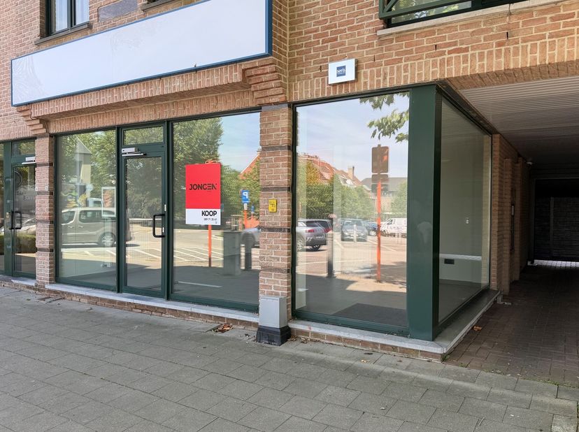 Goed gelegen handelspand te koop in Lanaken-centrum,<br />
aan het Molenweideplein.<br />
<br />
Het pand is VRIJ VAN GEBRUIK<br />
Momenteel is het p
