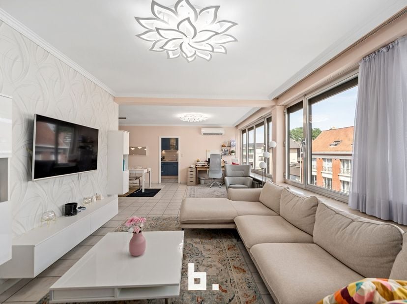 Bijzonder ruim drie-slaapkamer appartement met 2 terrassen nabij het centrum van Kortrijk.<br />
Het ruime terras zorgt ervoor dat u van de zon en het