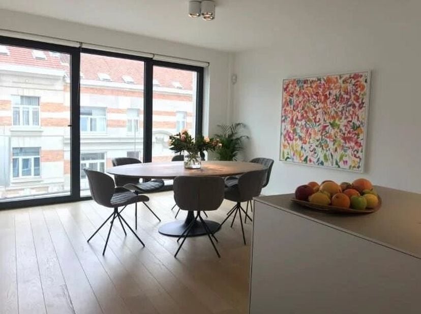 Situé à quelques mètres du rond point Montgomery, découvrez cet appartement 2 chambres de 145m2 (selon PEB).<br />
Le hall d'entrée, avec vestiaire, t