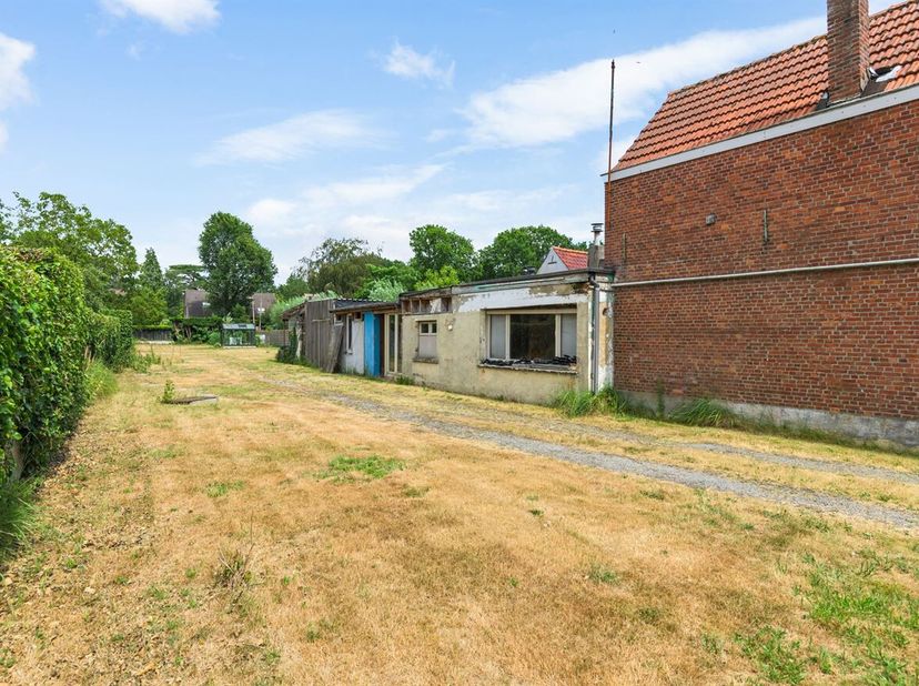 Totaal renovatieproject met veel potentieel - Bergsebaan 72 te Brecht. <br />
Op wandelafstand van het centrum van Sint-Job-in-t-Goor bevindt zich dez
