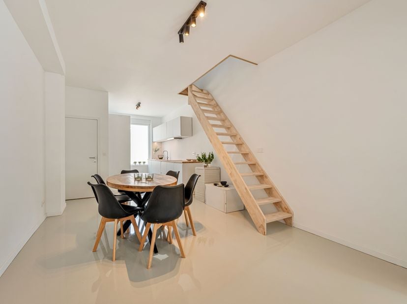 Volledig gerenoveerde woning in hartje Kortrijk te koop!<br />
We betreden de woning via de inkomhal, waar we toegang hebben tot de open leefruimte. D