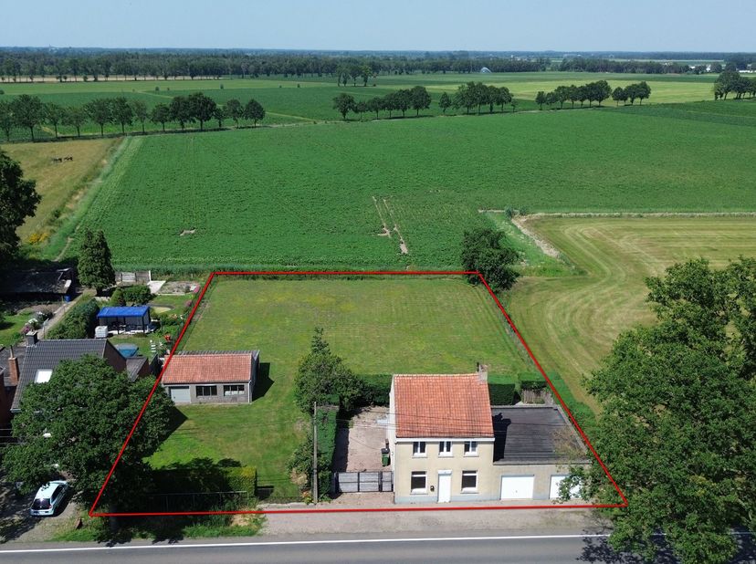Verzorgde gezinswoning met 3 slaapkamers, dubbele garage, werkplaats en grote tuin met een prachtig vergezicht over weilanden<br />
<br />
We betred