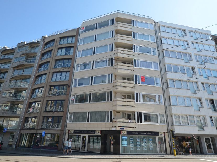 Centraal gelegen in het centrum van Oostende, 50m van zee, 100m van het Leopold Park, vlakbij de Japanse Tuinen, het centrum en openbaar vervoer.<br /