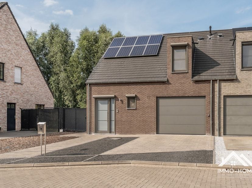 Deze rustig gelegen, perfect onderhouden halfopen bebouwing vinden we terug in een mooie groene woonwijk op de rand van Oostakker. Via de inkomhal (me