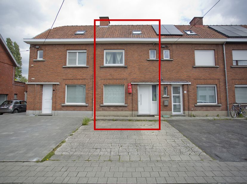 OP TE FRISSEN RIJWONING - <br />
<br />
Rijwoning te koop nabij het centrum van Roeselare en het provinciedomein Sterrebos.<br />
Kadastraal bekend: R