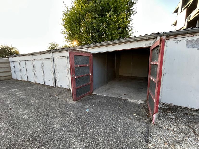 Garage individuel à louer au centre de Sint-Truiden, d'une profondeur de 5,64 mètres et d'une largeur de 2,72 mètres (surface totale de 15,34 m²). La