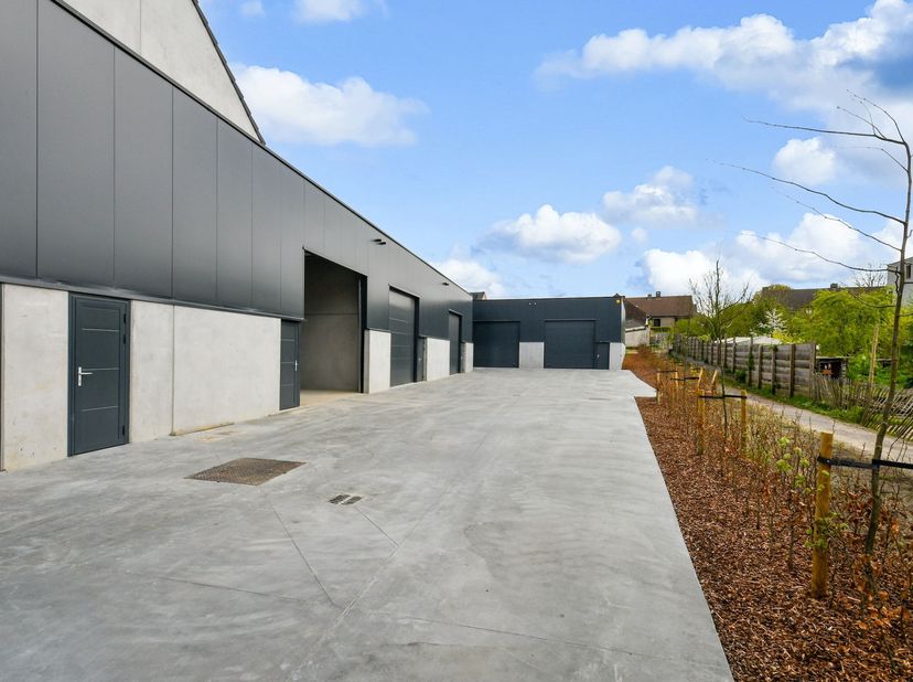 Laatste magazijn in ambachtszone te Wijtschate!<br />
Deze ruime unit van 260 m² is ideaal voor ambachtsbedrijven en is voorzien van een individuele w