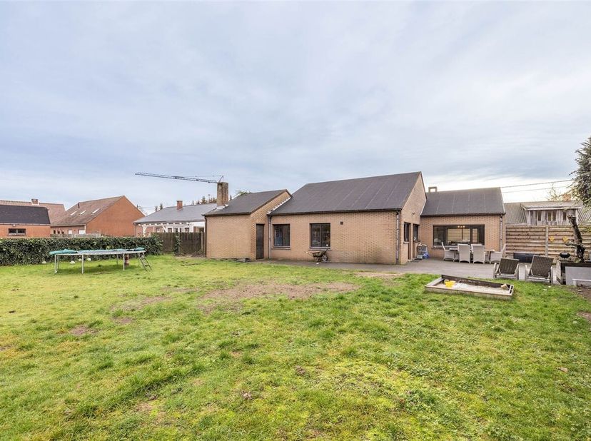 Maison basse de 3 chambres à coucher située au calme au 11a 78ca<br />
Située au calme mais proche du centre de Wechelderzande avec toutes les facilit